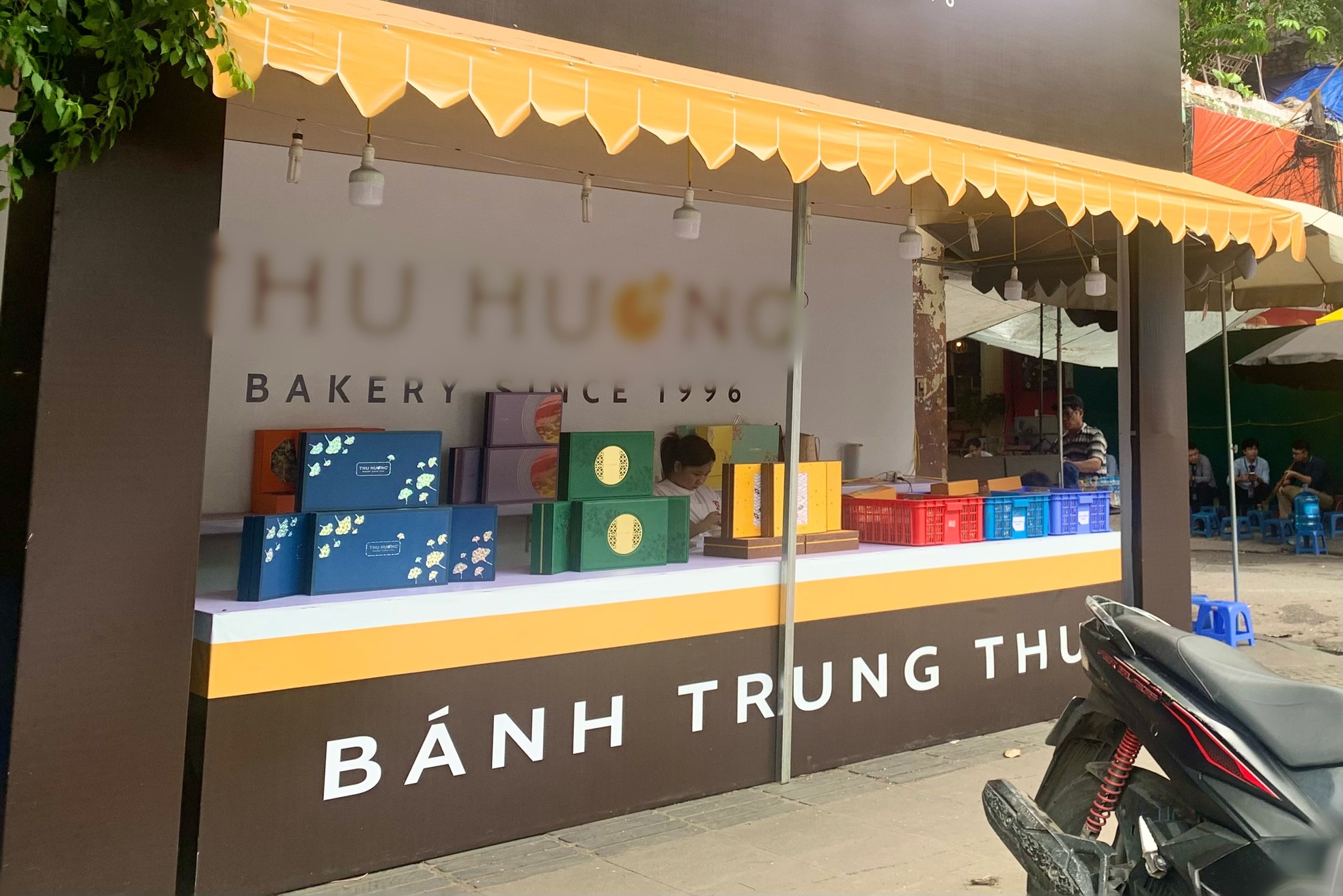 Bánh trung thu "xuống phố" sớm, mòn mỏi chờ khách mua- Ảnh 8.