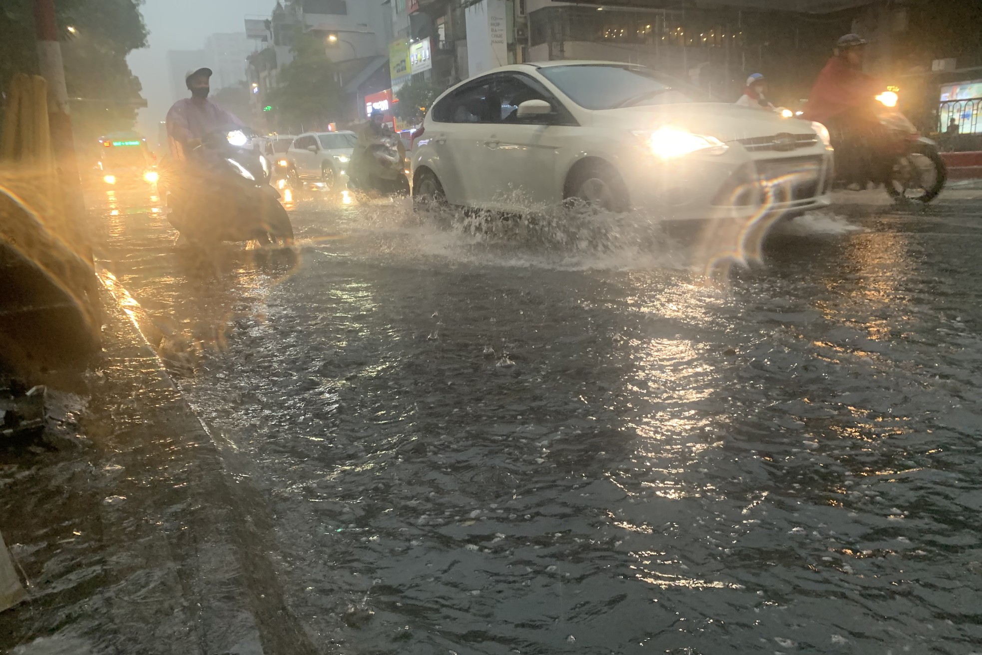 Mưa trắng trời, đường thành 'sông', người Hà Nội chật vật 'vượt' ùn tắc về nhà- Ảnh 4.