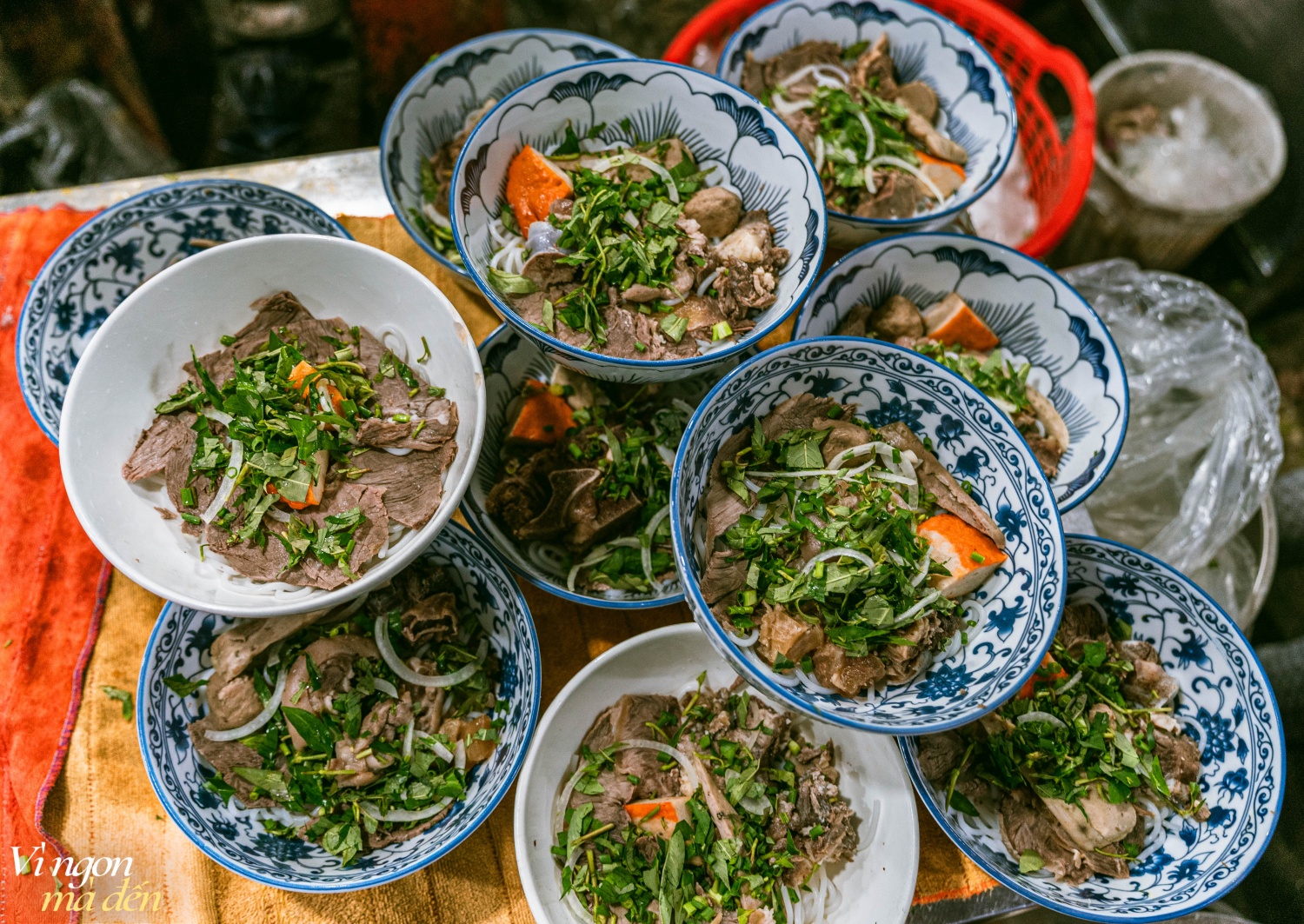 Nhân viên ngân hàng bỏ việc đi bán bún bò, tiệm lúc nào cũng kín bàn, bán vài tiếng là hết veo: "Làm nghề này cực nhưng mình được sống trọn vẹn!"- Ảnh 4.