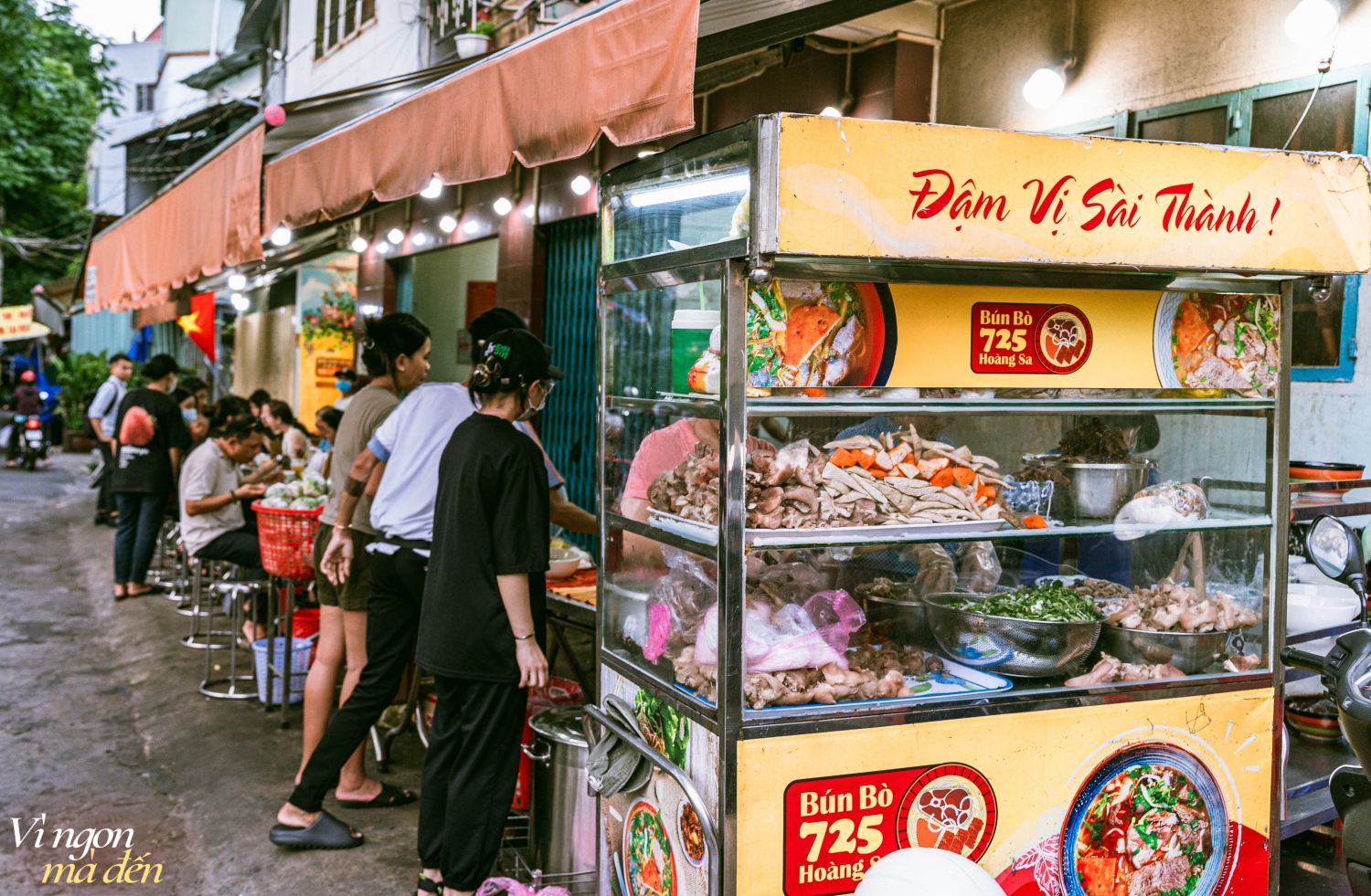 Nhân viên ngân hàng bỏ việc đi bán bún bò, tiệm lúc nào cũng kín bàn, bán vài tiếng là hết veo: "Làm nghề này cực nhưng mình được sống trọn vẹn!"- Ảnh 1.