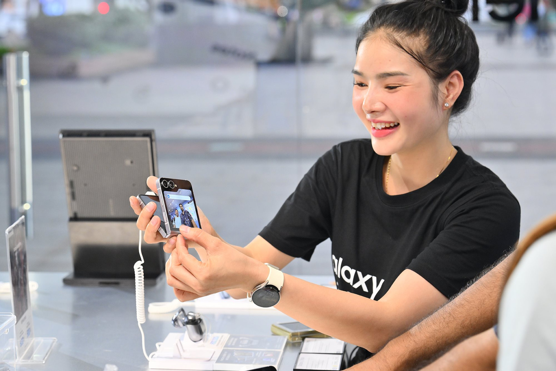 Trải nghiệm đi coffee "độc lạ" của Samsung: Chiêu đãi khách bằng Galaxy Z Fold6 và Z Flip6, ngắm idol ở khoảng cách chưa từng gần đến thế!- Ảnh 10.