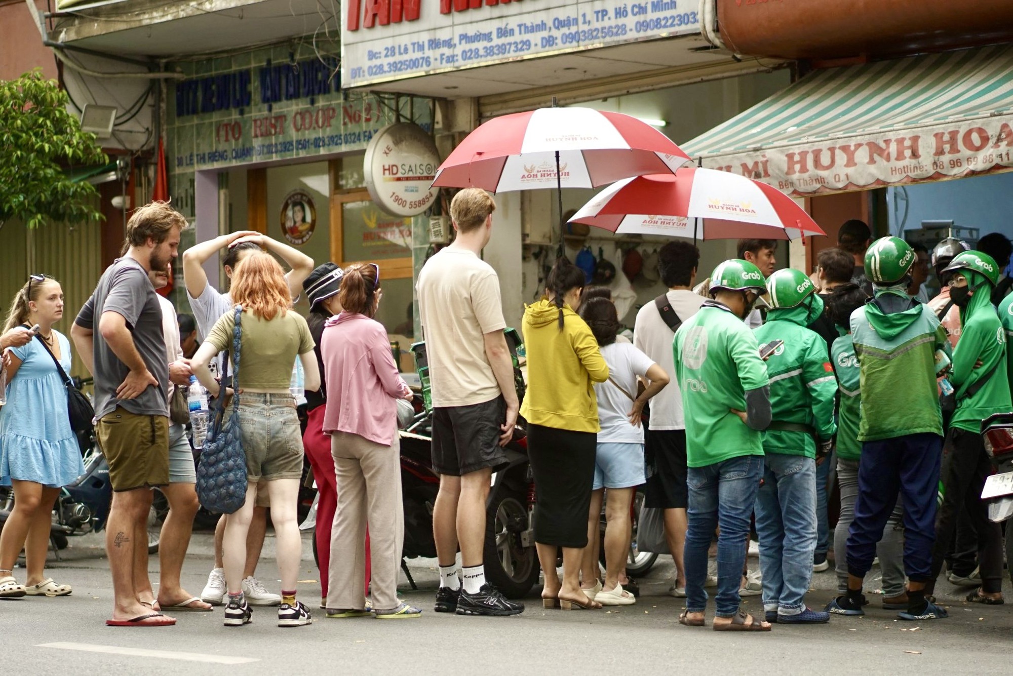 Sốc: Lần đầu tiên có 1 hàng bánh mì ở TP.HCM tự làm phim về mình, có cả bài hát riêng cực "lâm li"- Ảnh 11.