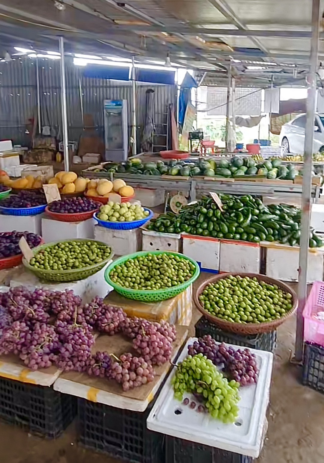 Thấy cụ ông run rẩy đội mưa bán rau, người đàn ông có hành động khiến triệu trái tim rung động- Ảnh 2.