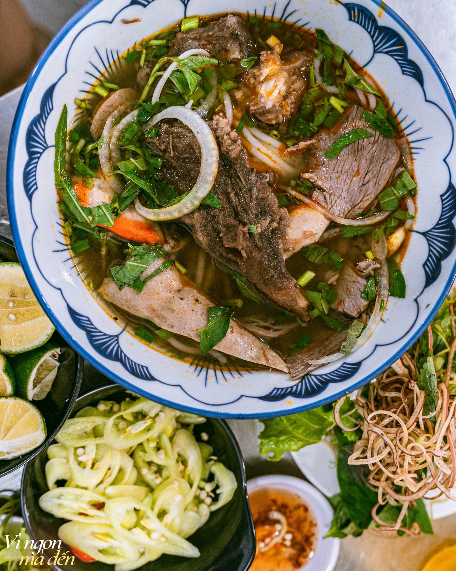 Nhân viên ngân hàng bỏ việc đi bán bún bò, tiệm lúc nào cũng kín bàn, bán vài tiếng là hết veo: "Làm nghề này cực nhưng mình được sống trọn vẹn!"- Ảnh 2.