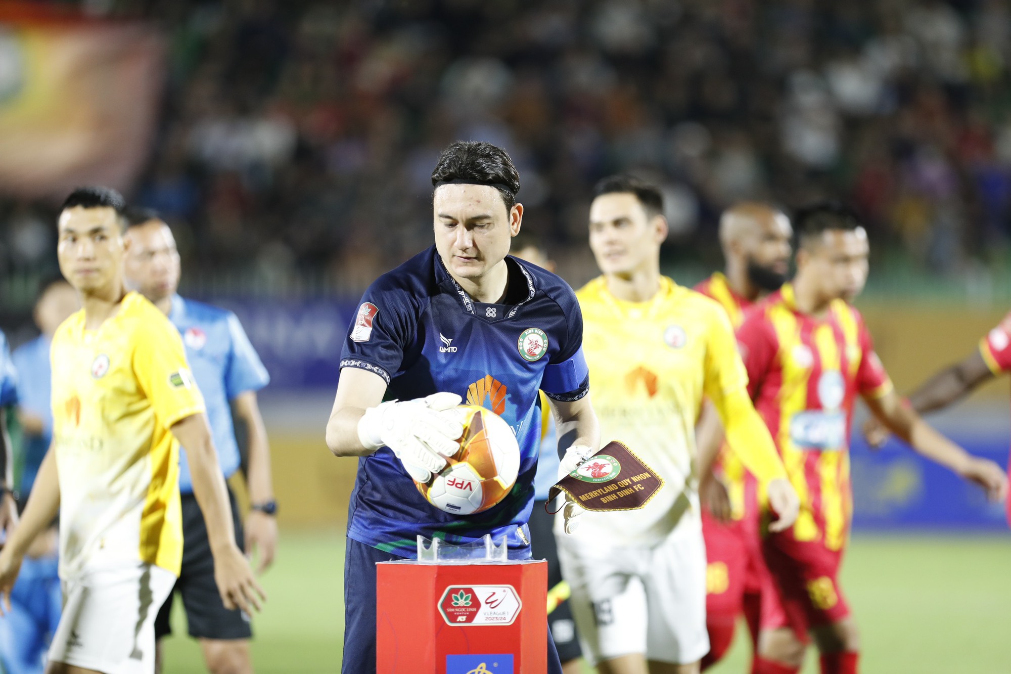 Văn Lâm và dàn sao V.League bỗng tràn xuống Hạng Nhất, mối nguy liệu có đổ lên đầu tuyển Việt Nam?- Ảnh 1.