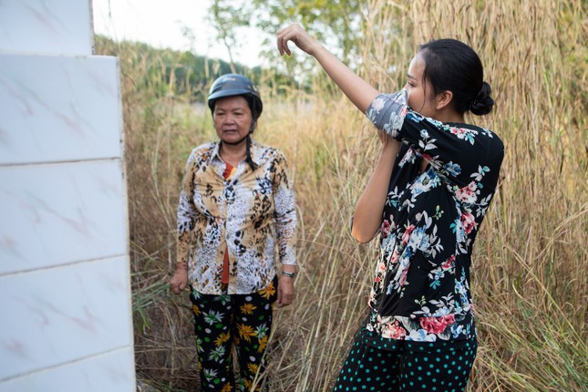 Ngọc Châu sốc khi nhìn mẹ lần cuối- Ảnh 1.