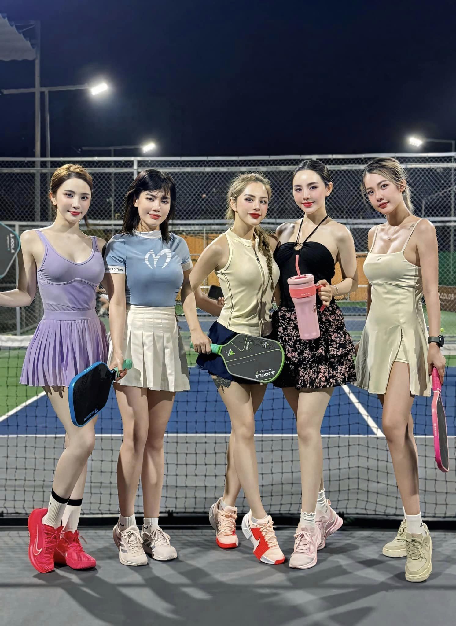 Vợ Huỳnh Anh và dàn mỹ nhân quen mặt của Vbiz bị mắng “khoe thân, làm màu” trên sân Pickleball- Ảnh 3.