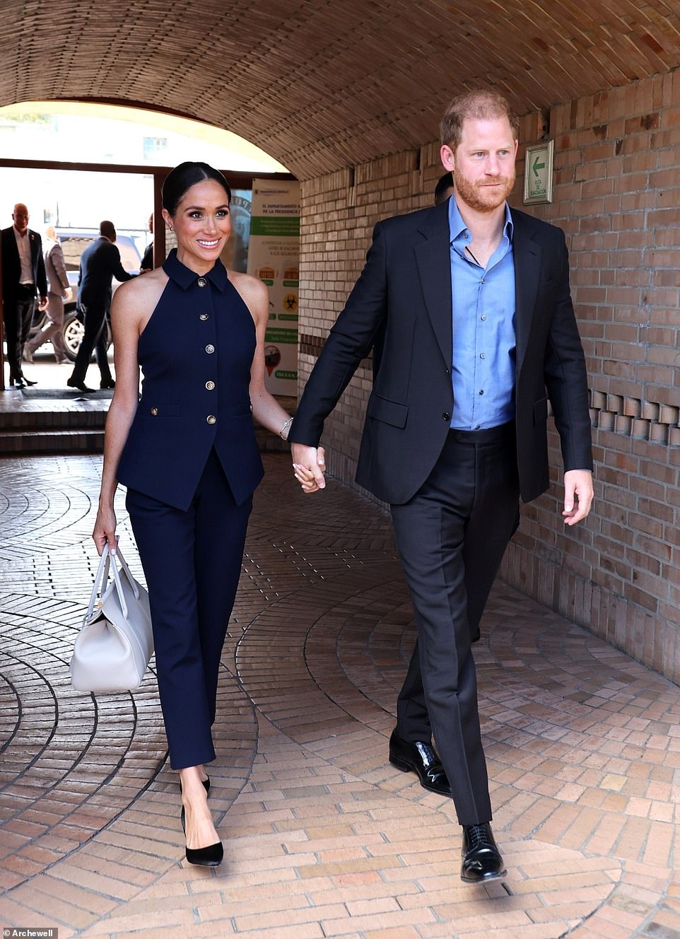 Vợ chồng Harry và Meghan thực hiện chuyến thăm quốc tế mới, xuất hiện tay trong tay với nụ cười rạng rỡ- Ảnh 3.