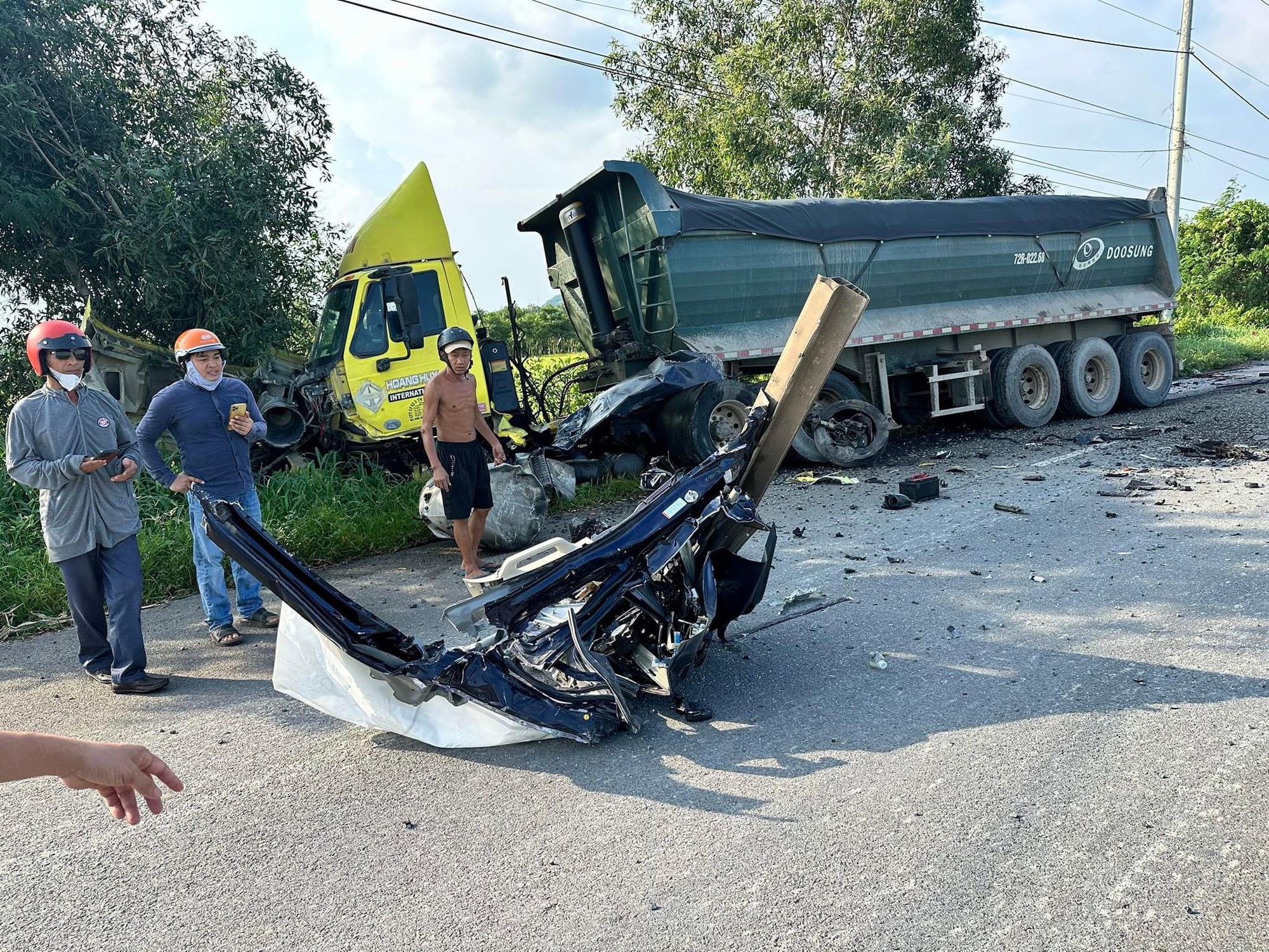 Ô tô con nát vụn, tài xế văng xuống ruộng lúa tử vong sau cú tông với xe ben- Ảnh 2.