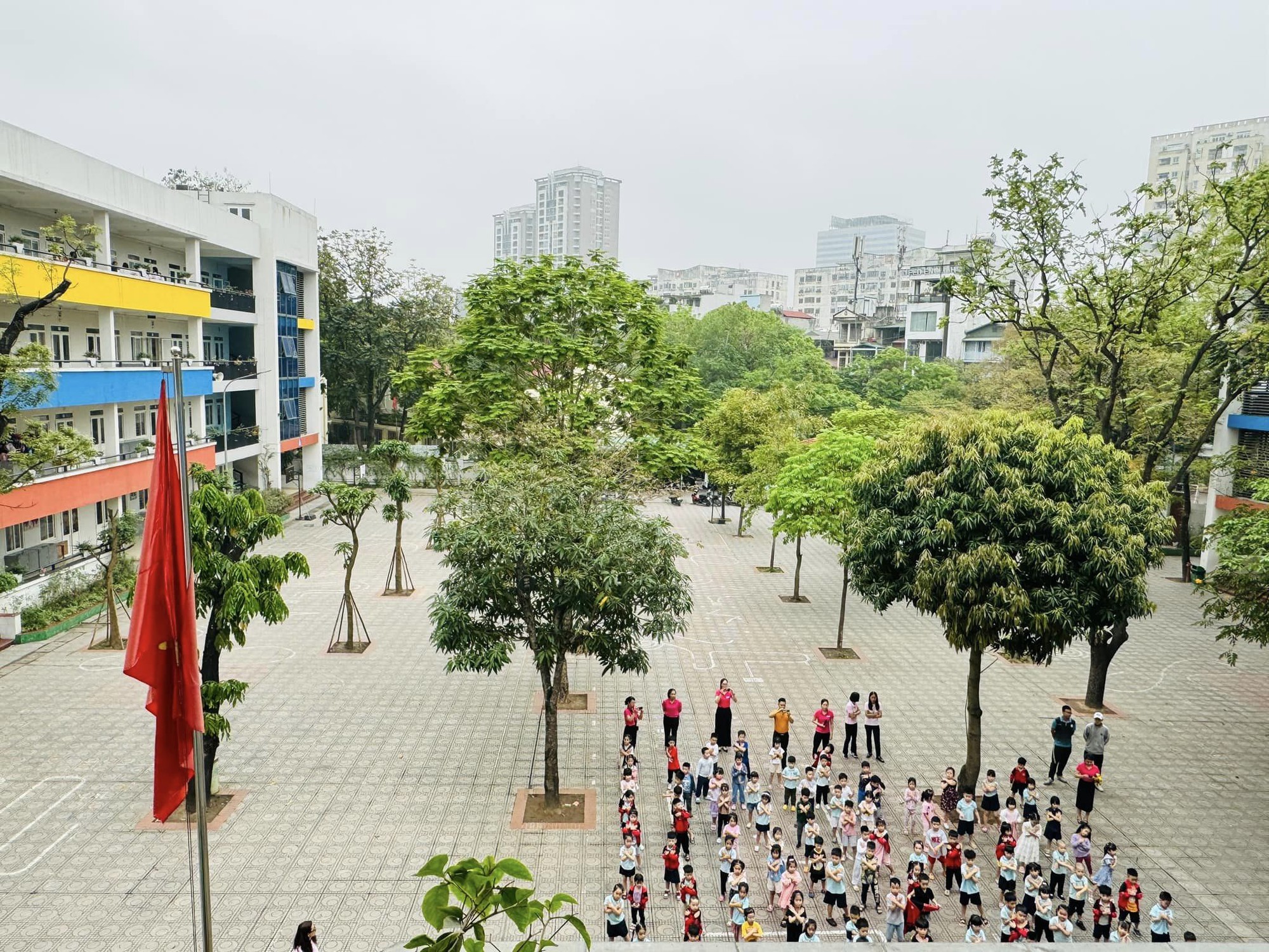 Ngôi trường mầm non công lập ở phố Đặng Văn Ngữ khiến nhiều phụ huynh xuýt xoa: Rộng rãi, thoáng mát chả kém trường tư!- Ảnh 2.