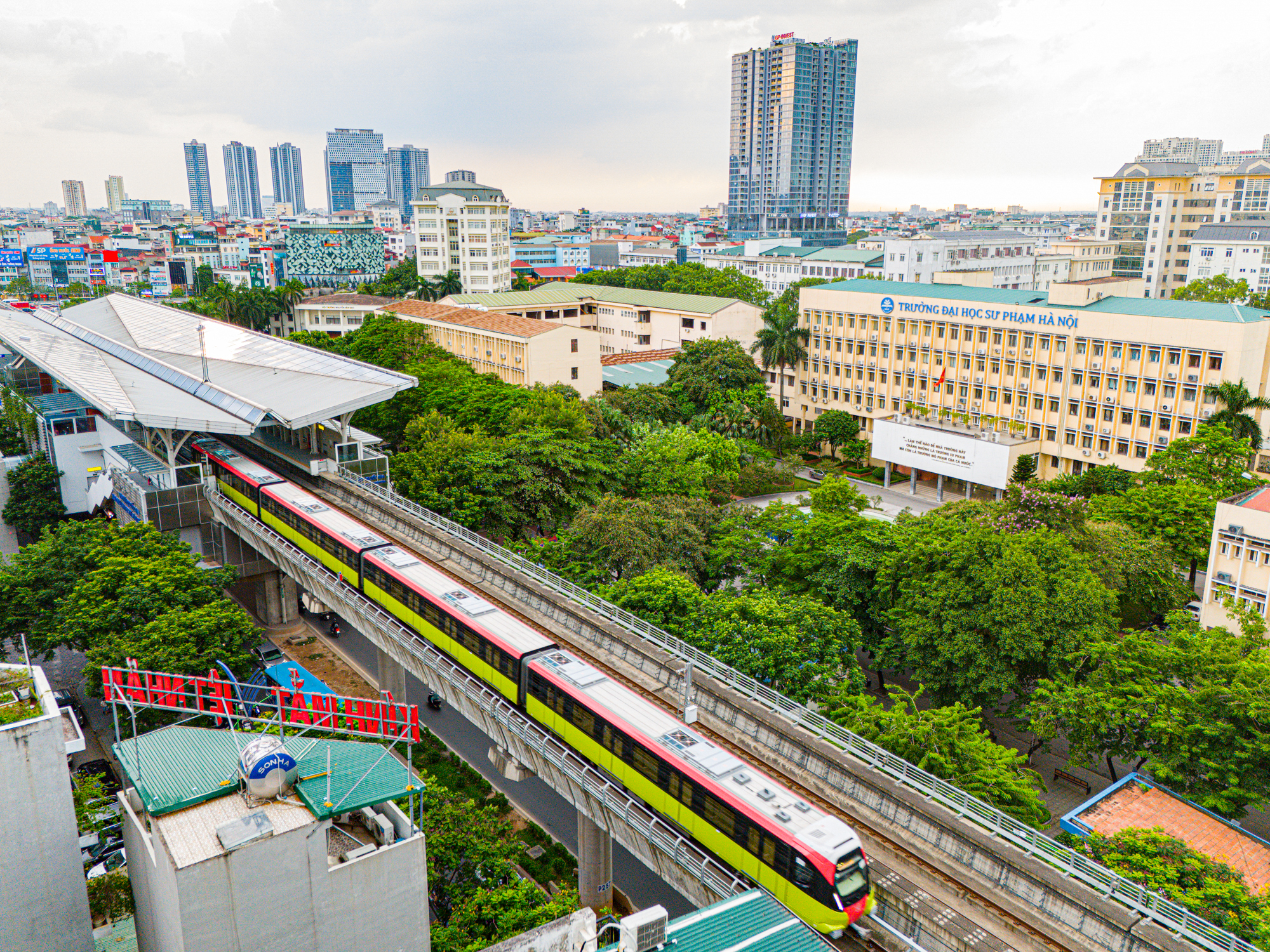 Người dân háo hức trải nghiệm tàu điện Nhổn - ga Hà Nội- Ảnh 13.