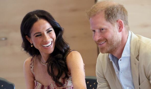 Chuyên gia phân tích ngôn ngữ cơ thể của Harry và Meghan qua những khoảnh khắc trong chuyến đi mới, nói lên điều gì về tình cảm của cặp đôi?- Ảnh 3.