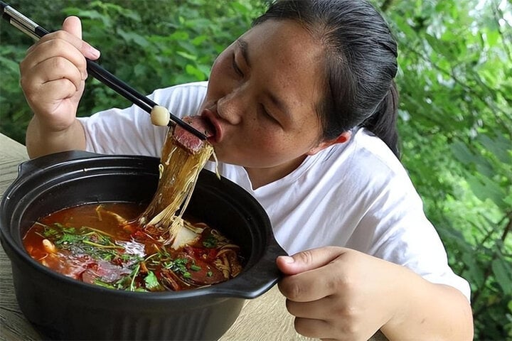 'Thánh mukbang' 33 tuổi trông già như 60 sau 3 năm ăn thùng uống vại- Ảnh 5.