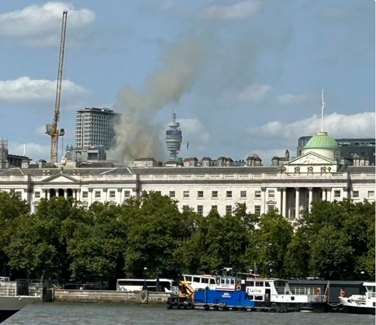 Hỏa hoạn tại tòa nhà biểu tượng Somerset House, Anh điều 100 lính cứu hỏa dập đám cháy- Ảnh 1.