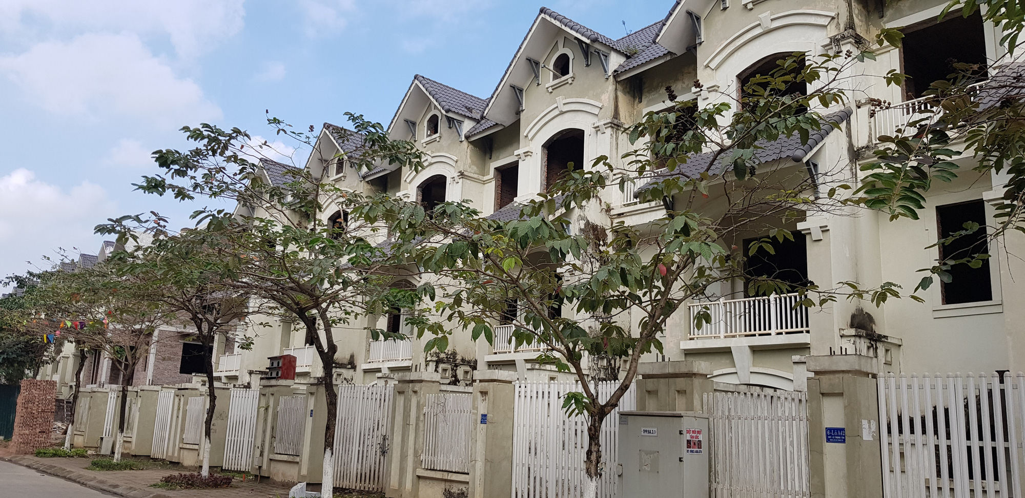 Nhà biệt thự, liền kề tại thị trường Hà Nội: Ế khách, bỏ không cỏ mọc nhưng giá vẫn tăng- Ảnh 2.