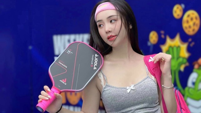 Mặc quần áo như các bà, các mẹ đi chơi Pickleball, Quỳnh Kool, Quỳnh Nga bị chê thách thức dư luận- Ảnh 3.