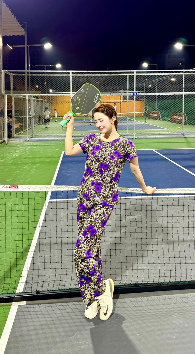 Mặc quần áo như các bà, các mẹ đi chơi Pickleball, Quỳnh Kool, Quỳnh Nga bị chê thách thức dư luận- Ảnh 2.