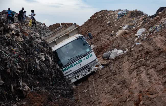 Số người tử vong trong vụ sạt lở bãi rác ở Uganda tăng lên 35- Ảnh 1.