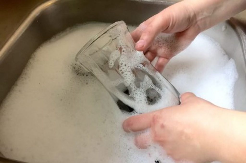Nhãn dán, băng keo dính chặt phải xử lý thế nào? Áp dụng cách với vật dụng có sẵn, đơn giản mà hiệu quả- Ảnh 5.