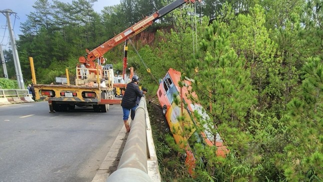 Xe khách mất lái lao xuống vực ở Lâm Đồng- Ảnh 1.