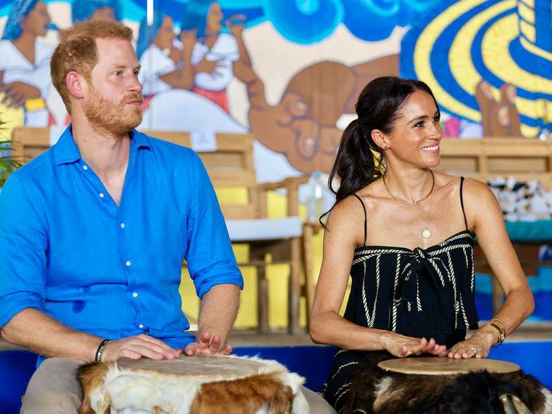 Thần thái khác biệt giữa vợ chồng nhà Sussex trong chuyến thăm Colombia: Meghan tự tin rạng rỡ, Harry lúng túng rụt rè- Ảnh 4.