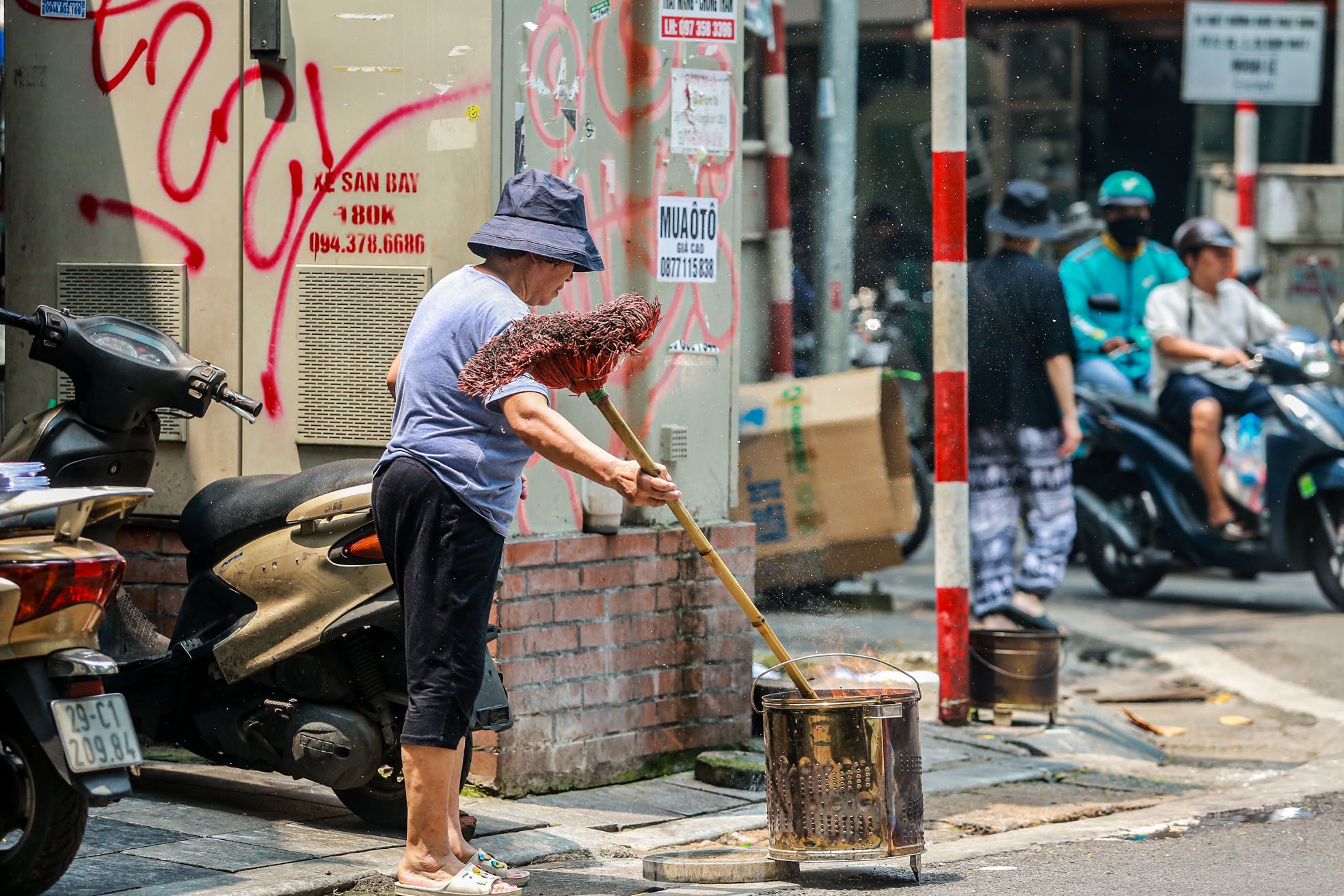 Phố cổ Hà Thành đỏ lửa, nghi ngút khói đốt vàng mã cúng Rằm tháng bảy- Ảnh 18.