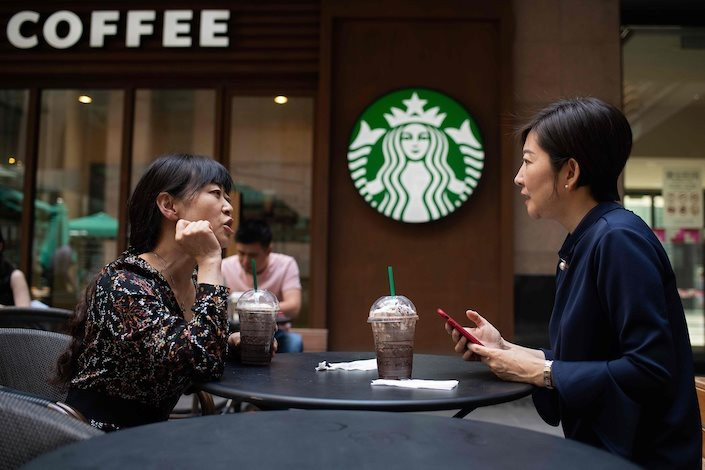 Starbucks và nỗi đau Trung Quốc: Mỗi 9 tiếng mở 1 quán mới, tăng gấp đôi cửa hàng sau 6 năm nhưng lại mất gần 50% thị phần, huyền thoại Howard Schultz muối mặt vì ‘quá nổ’- Ảnh 4.