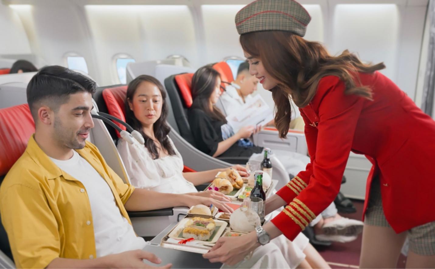 Dịch vụ từ trái tim với nụ cười tỏa nắng trên khắp các chuyến bay Vietjet- Ảnh 1.