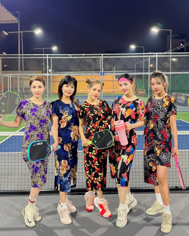 Mặc đồ bà thím đi chơi Pickleball, Quỳnh Nga nói: "Tôi không đáp trả dư luận"- Ảnh 1.