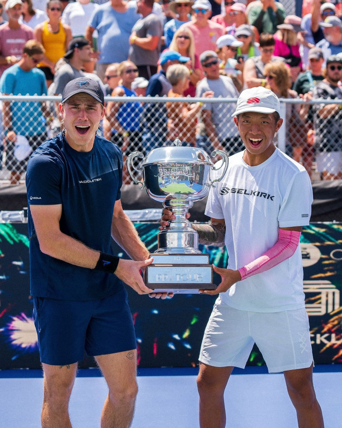 Video: "Thần đồng pickleball" gốc Việt tung cú đánh cực hiểm khiến hạng 1 thế giới "đứng hình" chịu trận, lần đầu vô địch giải thế giới- Ảnh 1.