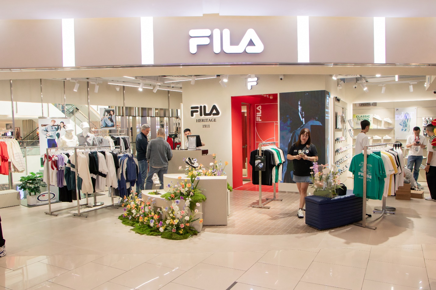 FILA "lột xác" với cửa hàng mới cực lạ mắt, bùng nổ phong cách trong BST đậm chất Việt Nam- Ảnh 2.