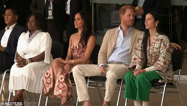 Nothing escapes royal fans: Harry is mocked for the moment he leaned towards the beautiful female interpreter - Photo 2.