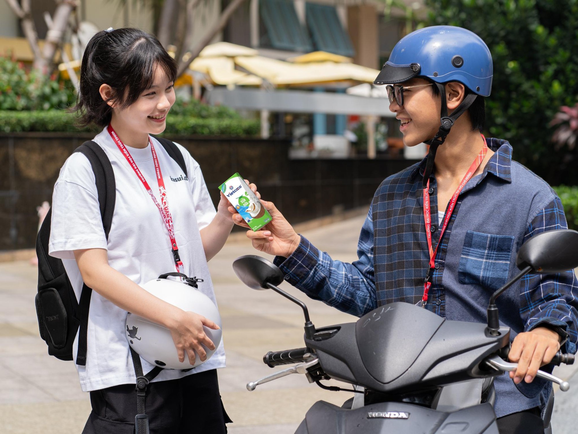 Lý giải cơn sốt sữa dừa tiệt trùng Vietcoco - Từ ngon lạ gây tò mò tới liên tục cháy hàng- Ảnh 1.