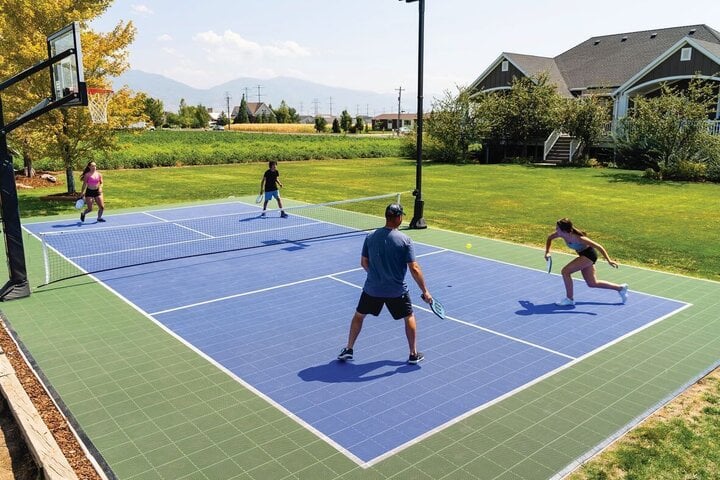 Đầy đủ về môn pickleball đang hot tại Việt Nam: Nguồn gốc, cách chơi thế nào?- Ảnh 1.