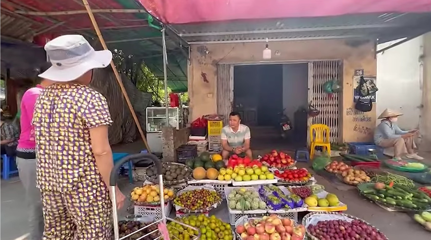 Nam Đại tá là NSND nổi tiếng: "Bây giờ hát hò kém rồi, tôi phải ra chợ vật lộn với cuộc đời"- Ảnh 1.