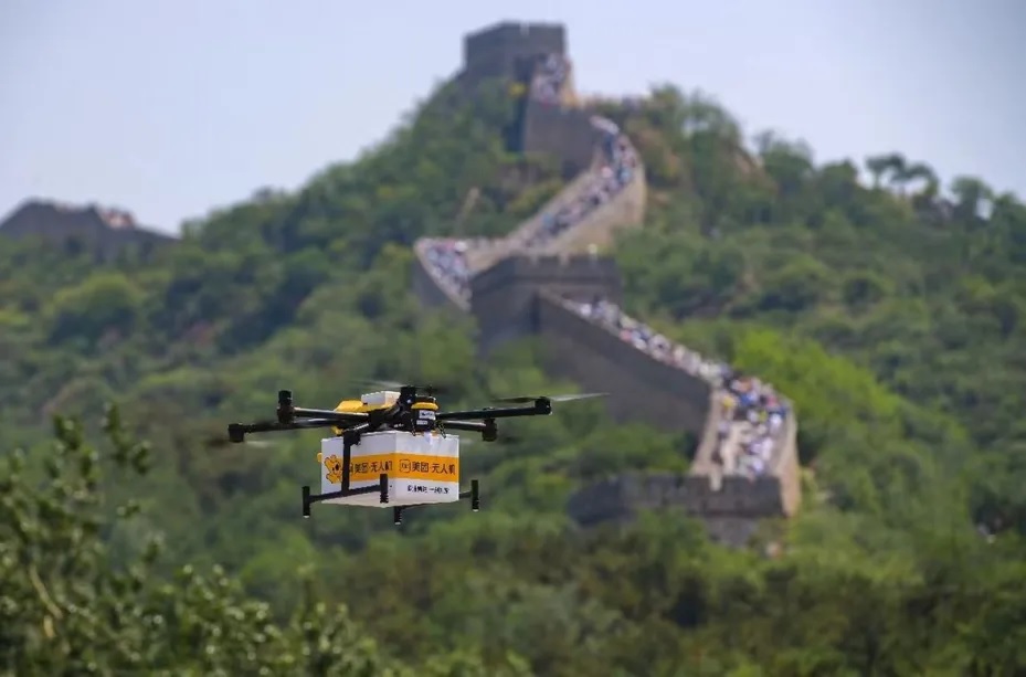 Drone vận chuyển hàng hóa cho khách du lịch tham quan Vạn Lý Trường Thành. Ảnh: Nhân dân Nhật báo