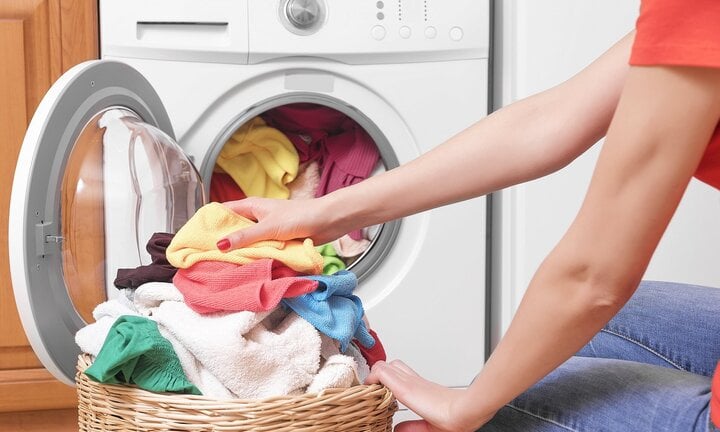 C&oacute; n&ecirc;n giặt quần &aacute;o v&agrave;o buổi tối?- Ảnh 1.