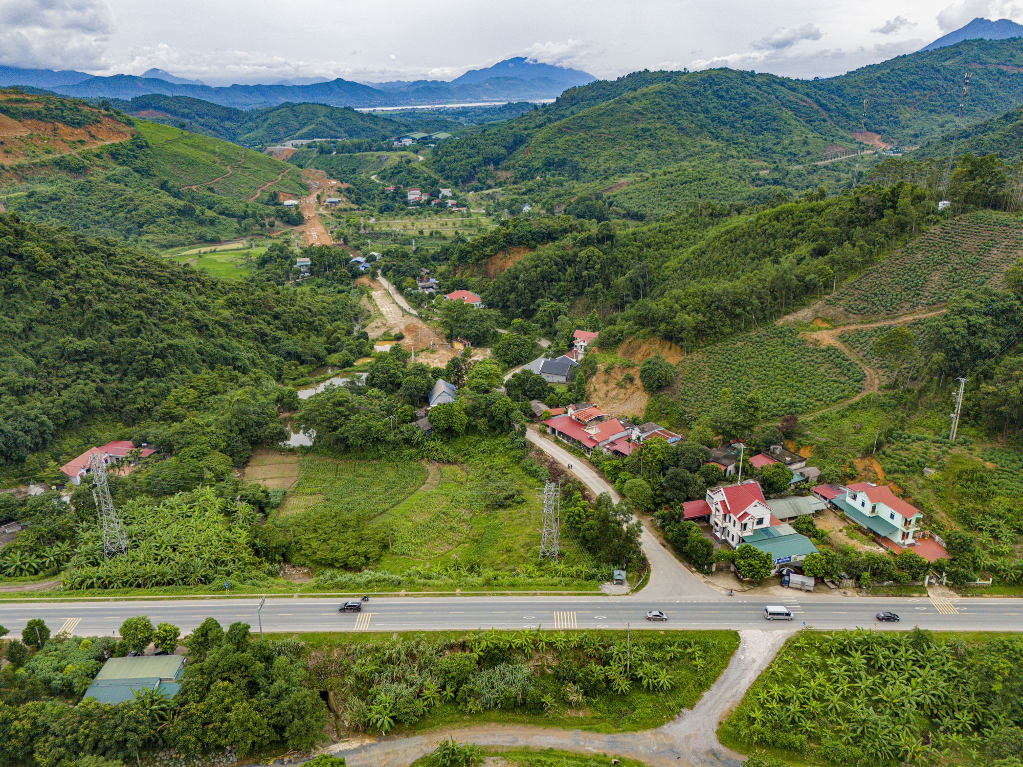 Toàn cảnh hồ nước nhân tạo lớn nhất Việt Nam dài 230 km, có nhà máy thủy điện lớn nhất Đông Nam Á thế kỷ 20- Ảnh 12.