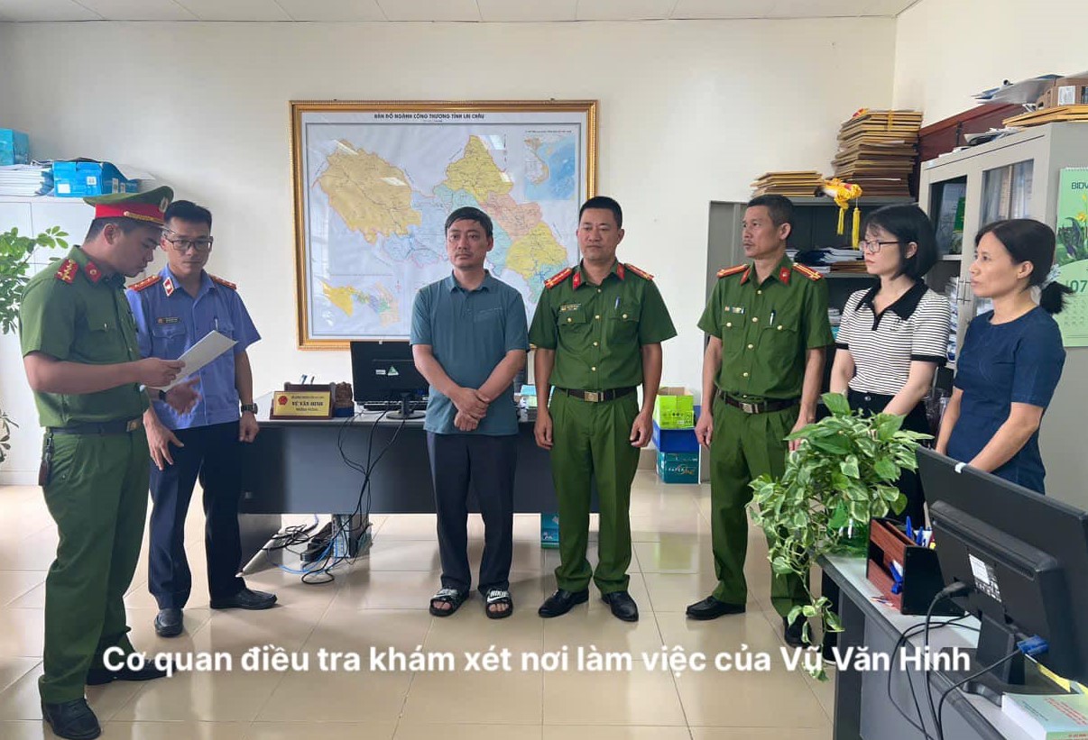 Tạm giữ h&igrave;nh sự Vũ Văn Hinh v&agrave; kh&aacute;m x&eacute;t khẩn cấp nơi l&agrave;m việc- Ảnh 2.