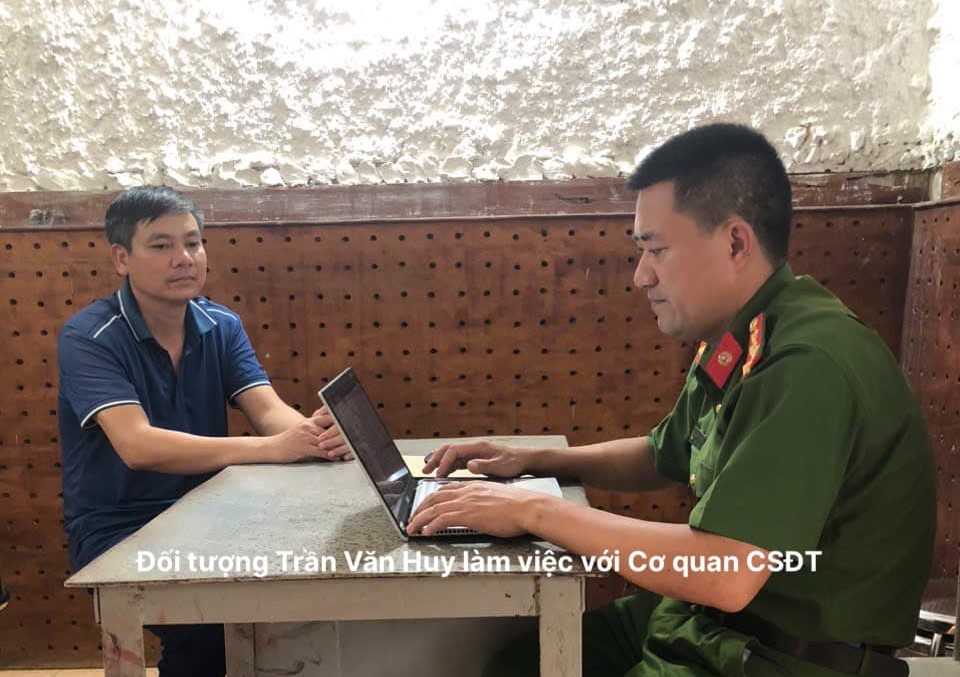 Tạm giữ h&igrave;nh sự Vũ Văn Hinh v&agrave; kh&aacute;m x&eacute;t khẩn cấp nơi l&agrave;m việc- Ảnh 1.