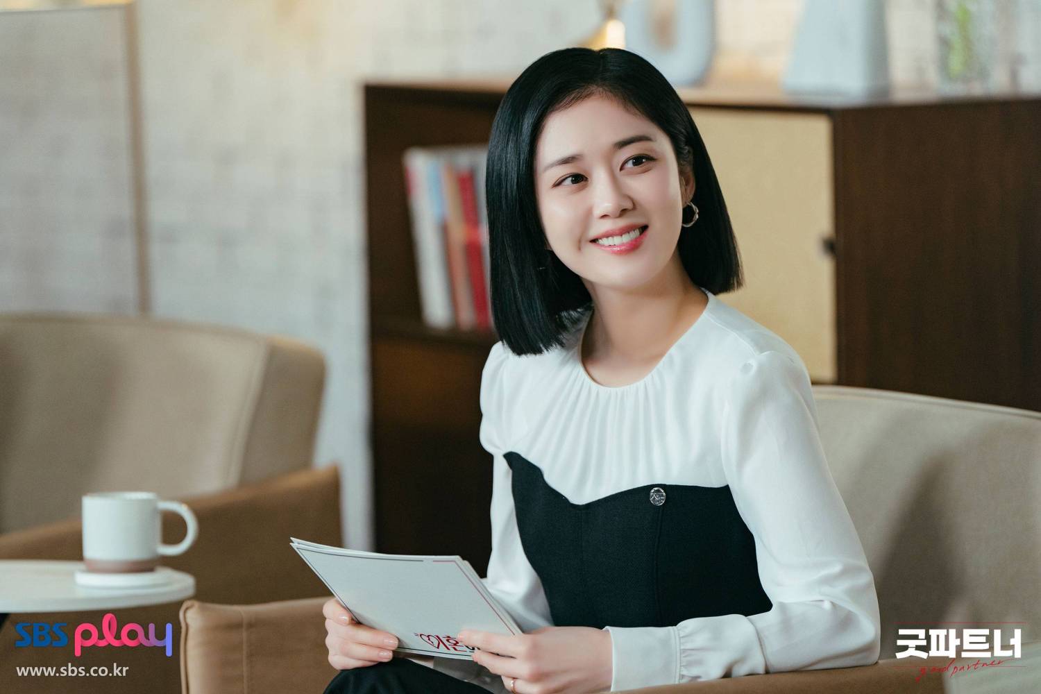 Jang Nara trong bộ phim mới nhất: Gương mặt baby, phong cách công sở chuẩn thanh lịch- Ảnh 15.