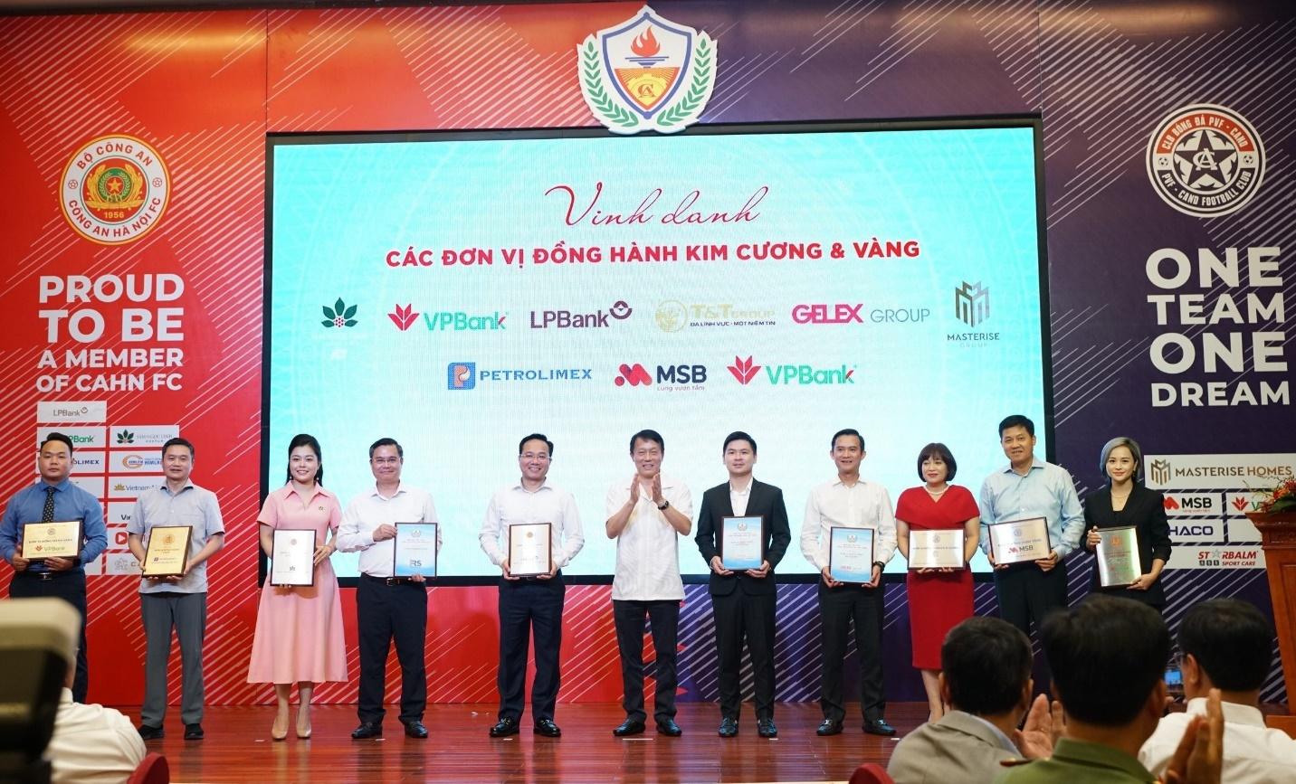 VPBank đồng hành cùng CLB Bóng đá Công an Hà Nội và PVF Công an nhân dân phát triển tài năng bóng đá trẻ- Ảnh 1.