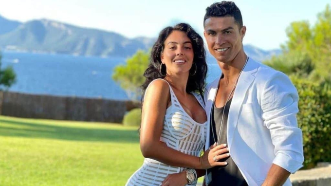 Ronaldo và bạn gái lộ bằng chứng đã kết hôn khi xuất hiện trên kênh Youtube có tốc độ tăng trưởng nhanh nhất thế giới- Ảnh 4.