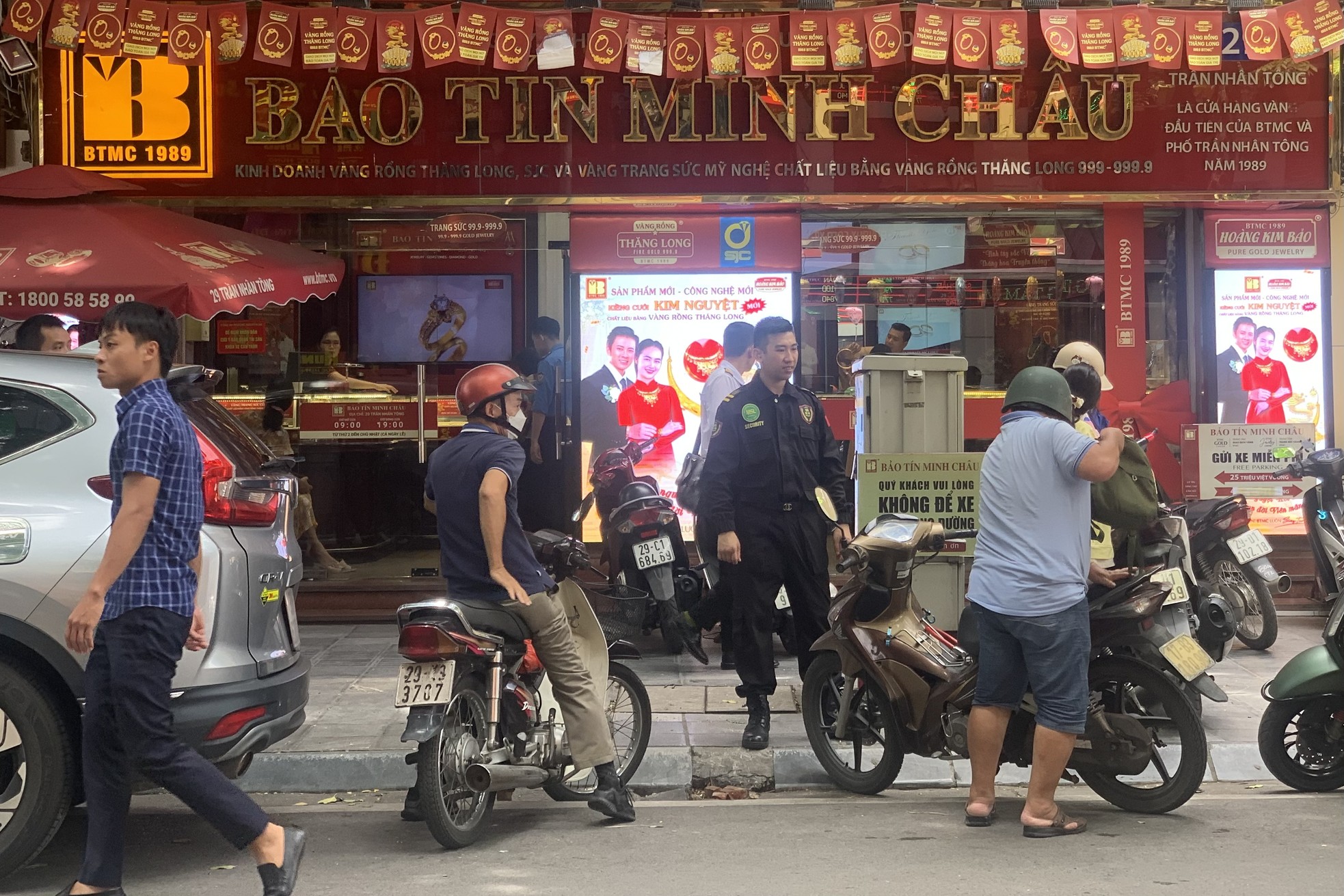 Cảnh tượng 'lạ đời' ở tiệm vàng Hà Nội ngày giá cao chót vót- Ảnh 2.