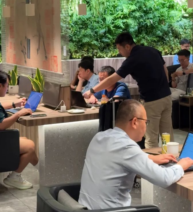 Bức ảnh tại phòng chờ VIP sân bay bị lộ, tôi nhận ra: Những người ngồi khoang hạng nhất, kiếm tiền như nước đều có chung 1 điểm- Ảnh 1. Bức ảnh tại phòng chờ VIP sân bay bị lộ, tôi nhận ra: Những người ngồi khoang hạng nhất, kiếm tiền như nước đều có chung 1 điểm- Ảnh 1.