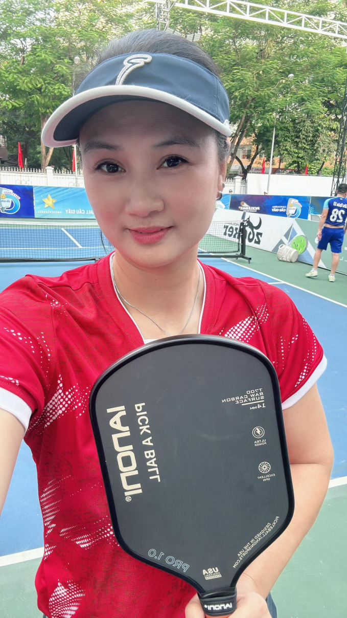 Ai rồi cũng phải chơi Pickleball: Hoa khôi bóng chuyền Kim Huệ lên đồ xinh đẹp đi "phẩy vợt"- Ảnh 1.