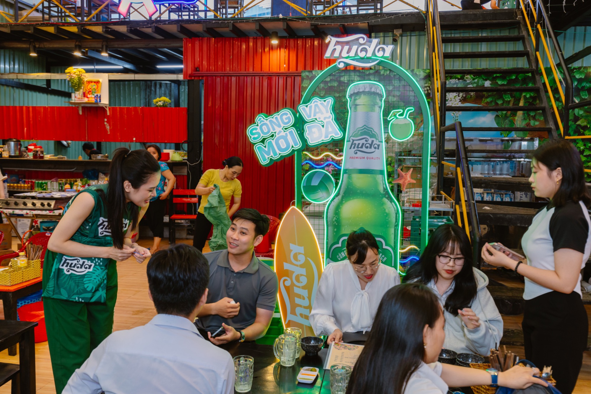 Theo ch&acirc;n giới trẻ miền Nam đi chill biển trong phố- Ảnh 3.