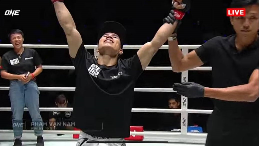 Võ sĩ Việt Nam tung liên hoàn đấm, thắng knock-out ngay trong trận ra mắt giải đấu danh giá- Ảnh 3.