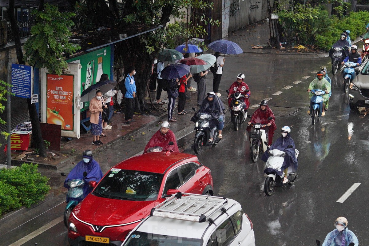 Hà Nội mưa từ đêm đến sáng, xe ùn tắc mọi ngả đường, người dân chật vật tìm đường tới công sở- Ảnh 4.