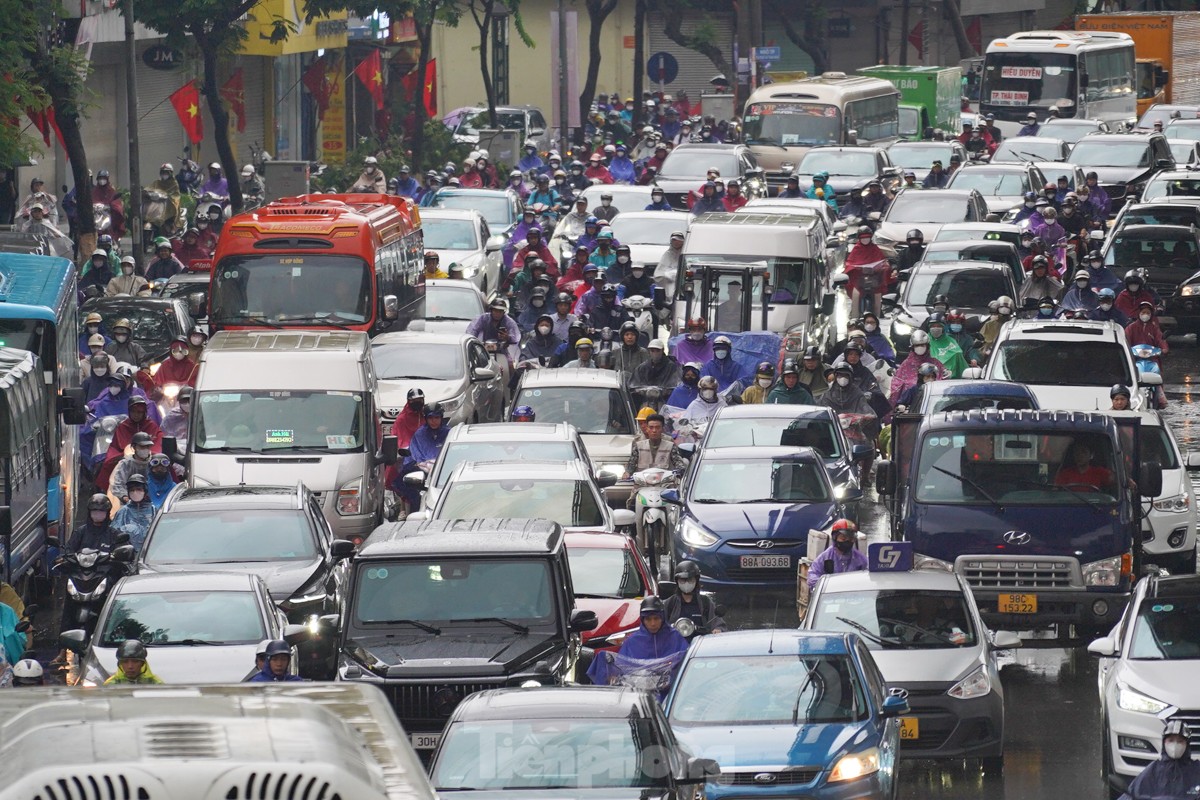 Hà Nội mưa từ đêm đến sáng, xe ùn tắc mọi ngả đường, người dân chật vật tìm đường tới công sở- Ảnh 5.